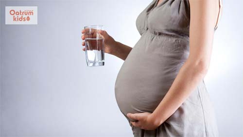  Mẹ nên uống nhiều nước và bổ sung chất xơ trong giai đoạn này.