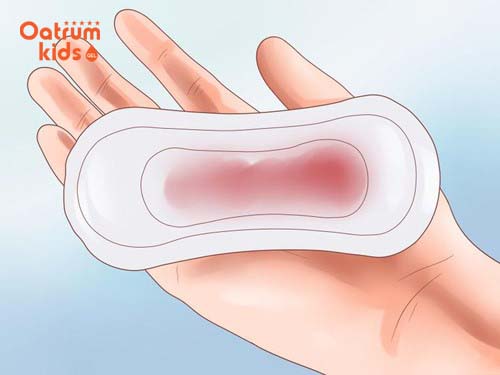  Quan sát màu sắc và số lượng máu ra để chẩn đoán nguyên nhân.