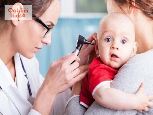 Nên cho trẻ đi khám nếu tai bị chảy nước vàng