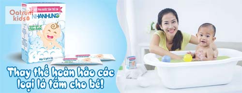 Tắm cho bé hằng ngày bằng Bột tắm Nhân Hưng giúp phòng và trị bệnh mề đay hiệu quả