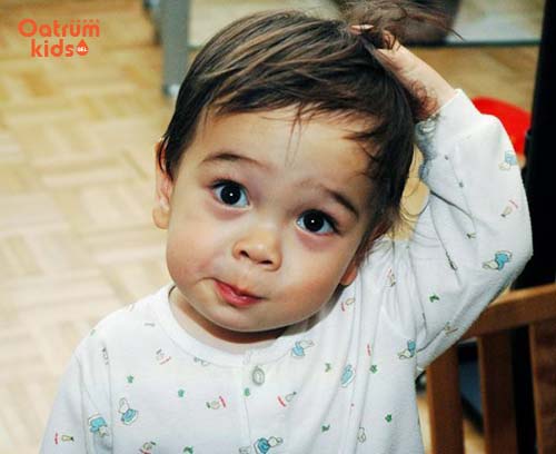 Dùng dầu gội không phù hợp cũng khiến bé ngẩn ngứa trên đầu
