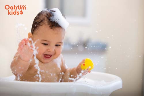 Vệ sinh sạch sẽ giúp bé hết mẩn ngứa trên đầu