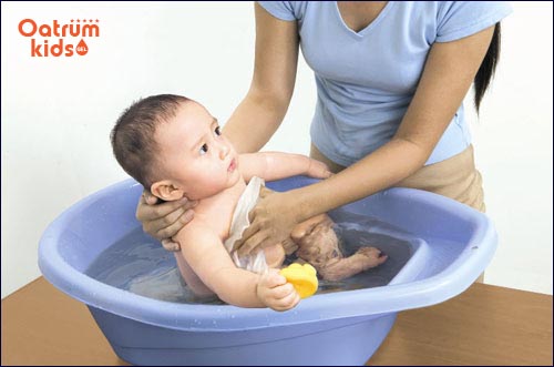 Bé cần được vệ sinh da sạch sẽ hàng ngày