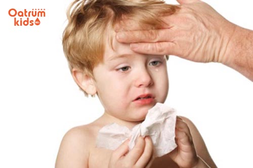 Ngoài mẩn ngứa bé còn có thể bị hắt hơi, sổ mũi