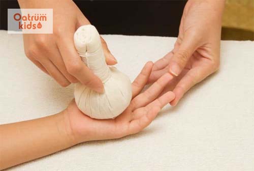 Chườm lạnh giúp giảm cảm giác khó chịu do mề đay gây ra