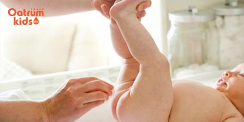 Cần vệ sinh nhẹ nhàng, không nên lau quá kỹ khu vực bị nổi mẩn đỏ của trẻ