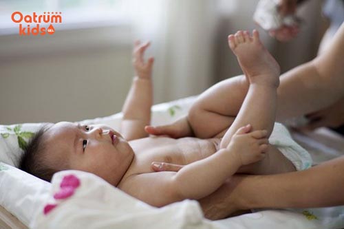 Thay tã/bỉm thường xuyên cho bé để ngăn ngừa vi khuẩn tấn công