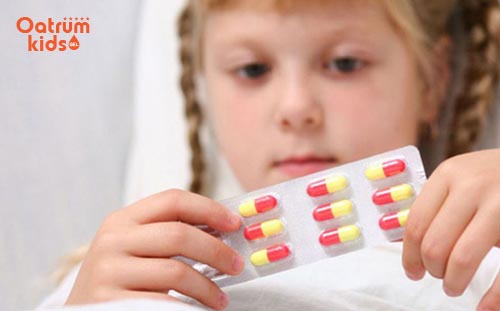 bé bị nổi mề đay khắp người - Hãy thận trọng khi tự ý cho bé dùng thuốc kháng sinh