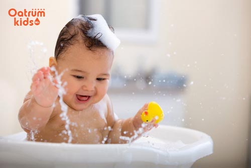 Tắm cho bé bằng nước ấm khi bị nổi mề đay mẩn ngứa