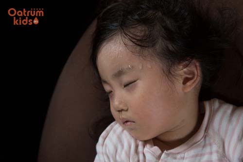 Ra nhiều mồ hôi dễ gây mẩn đỏ ở trán trẻ