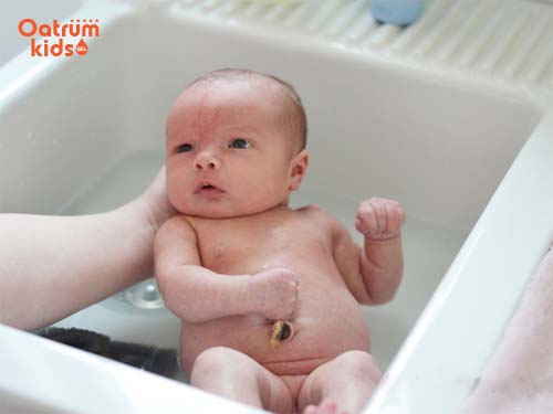 Nên tắm tráng lại cho trẻ bằng nước sạch để loại bỏ bột lá trên da