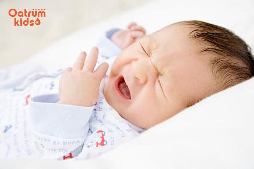 Bé bị nổi mẩn ngứa về đêm do nhiều nguyên nhân