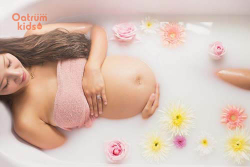 Tắm nước ấm giúp giảm đau núm vú khi mang thai