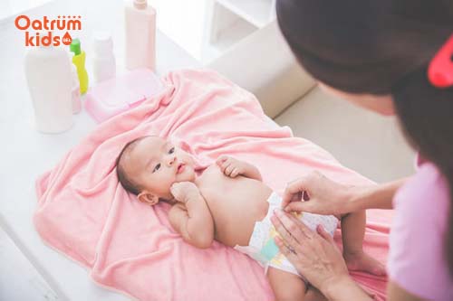 Mẹ không nên đóng tã bỉm cho bé 24/24 giờ