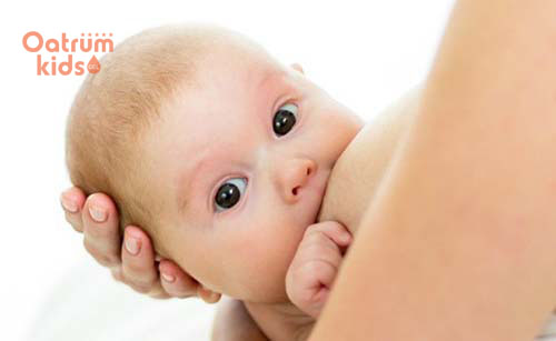  Mẹ bị đau đầu ti có thể do bé bú sai cách