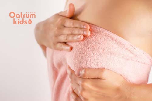 Sau khi cho bé bú xong mẹ cần vệ sinh núm vú bằng nước muối sinh lý