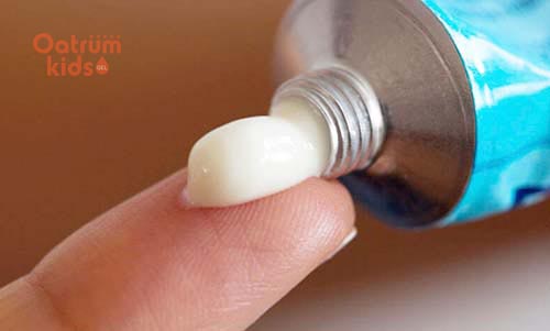 Thuốc mỡ, dầu oliu hoặc kem mỡ cừu có tác dụng chữa nứt đầu nhũ hoa