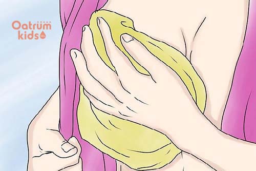  Thoa mật ong lên vùng da bị nứt cổ gà sau khi đã vệ sinh sạch bằng nước muối sinh lý