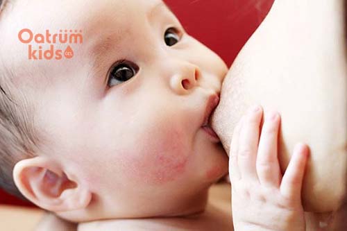 Nguyên nhân nứt cổ gà là do bé bú mẹ không đúng cách