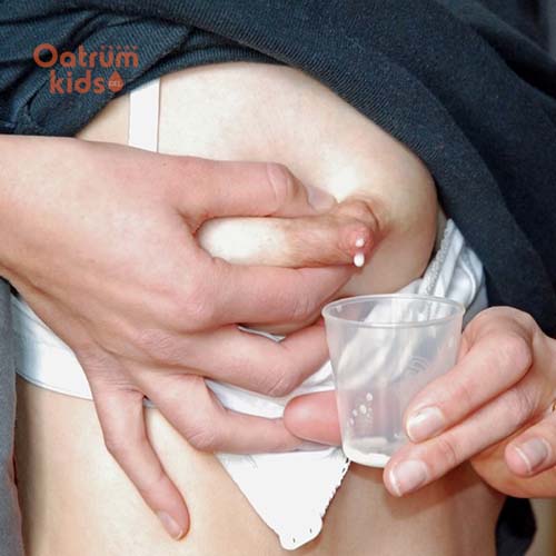 Thoa sữa mẹ lên vùng đầu ti bị nứt