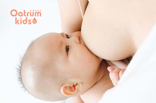  Cho con bú đúng cách giúp phòng ngừa nứt đầu ti