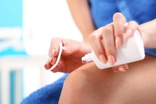 Nhóm thuốc sát trùng vết loét gồm: nước muối sinh lý, cồn, oxy già…