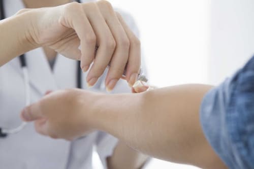 Sát trùng vết loét bằng nước muối sinh lý