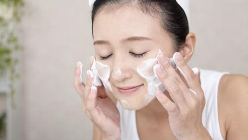 Vệ sinh da hàng ngày để ngăn ngừa vi khuẩn gây mụn
