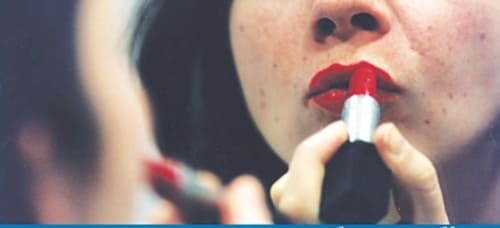 Lạm dụng mỹ phẩm là thói quen xấu gây mụn cần từ bỏ