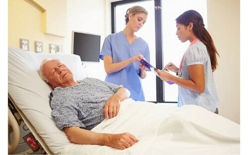 Có nhiều nguyên nhân khiến người bệnh phải nằm lâu một chỗ