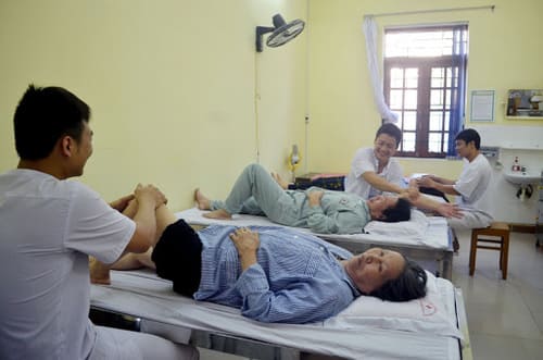 Thường xuyên xoa bóp, thay đổi tư thế cho người bệnh