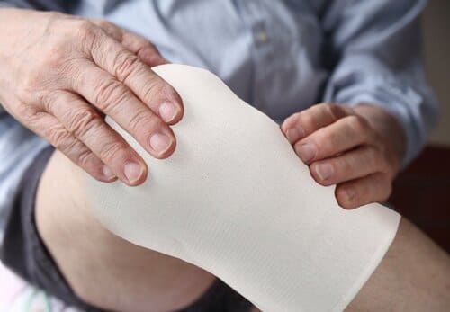 Gạc chống loét giúp bảo vệ vết loét khỏi sự tấn công của vi khuẩn