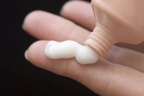 Kem dưỡng ẩm giúp cân bằng độ ẩm cho vết loét