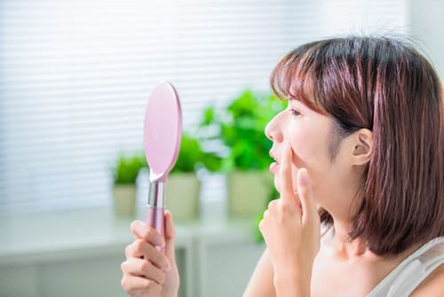 Nặn mụn mủ làm tăng nguy cơ nhiễm, trùng, để lại sẹo, khiến mụn lan rộng hơn