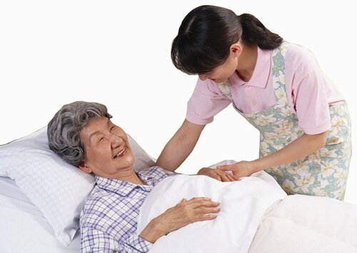 Thường xuyên động viên giúp người bệnh lấy lại tinh thần