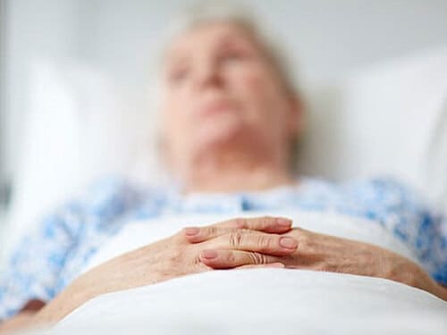 Người già hạn chế vận động là đối tượng hàng đầu bị loét da do tì đè