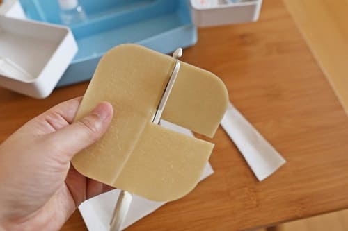 Cao dán hút mụn mủ được quảng cáo có tác dụng thấm hút mụn nhanh chóng