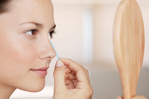 Chấm hồ nước lên các nốt mụn từ 2-4 lần/ngày tùy thuộc vào kích thước mụn