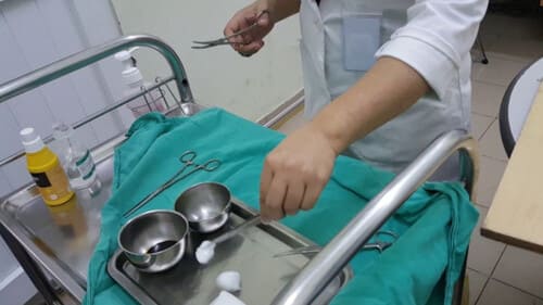 Chuẩn bị dụng cụ trước khi thay băng vết thương