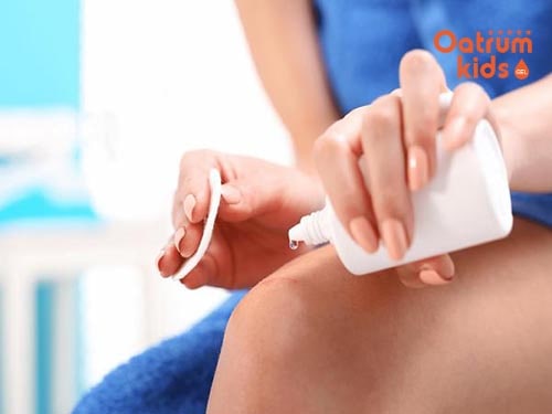 Sát trùng vết bỏng bằng nước muối sinh lý dịu nhẹ