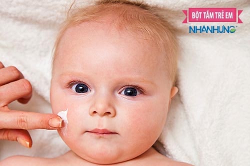 Dưỡng ẩm đầy đủ cho bé giúp hạn chế bệnh tái phát và giảm các triệu chứng do viêm da cơ địa.