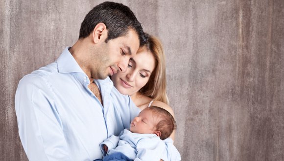 Hạnh phúc khi được bế trên tay thiên thần nhỏ