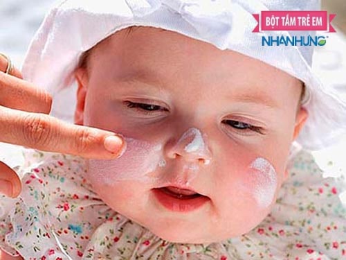Bôi kem dưỡng ẩm và kiểm soát ngứa giúp bé nhanh chóng giảm bớt những khó chịu do viêm da cơ địa gây ra.