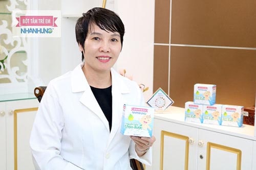 Ths.BSCKII Đàm Thị Thúy Hồng - Bệnh viện Da liễu Hà Nội khuyên phụ huynh sử dung Bột tắm trẻ em Nhân Hưng để điều trị viêm da cơ địa ở trẻ.