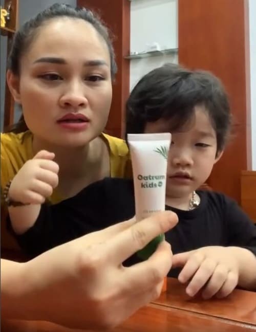Oatrum Kids New trở thành “chân ái” của mẹ Quỳnh Anh trong cuộc chiến trị hăm da, viêm da cơ địa, trầy xước da, muỗi đốt… cho hai con sinh đôi
