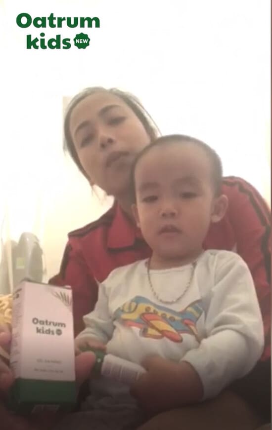 Mỗi lần bị muỗi, kiến, côn trùng đốt là làn da bé Trung lại sưng, ngứa cả mấy ngày liền