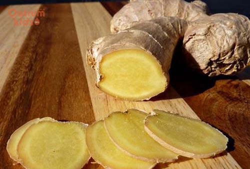 Thái gừng thành lát đắp trực tiếp lên vùng da bị rôm sảy