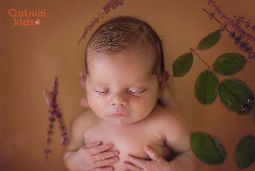 Vệ sinh da bé bằng sản phẩm có nguồn gốc từ thảo dược tự nhiên để đảm bảo an toàn