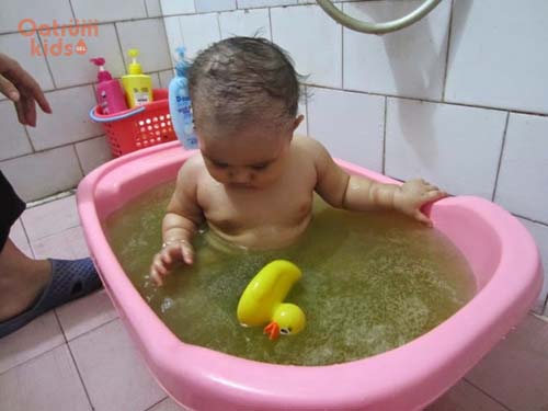 Bé bị rôm sảy có mủ - Lá tắm không sơ chế kỹ gây nhiễm trùng da bé