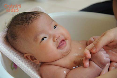 Bé bị rôm sảy có mủ - Vệ sinh da bé thường xuyên là cách đơn giản để điều trị và phòng ngừa rôm sảy